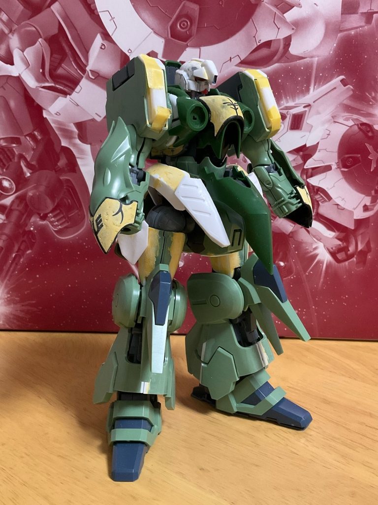 　プロポーションチェックのために仮組した時の写真です。腰部アーマーは迷走して，ここから何度も作り直しました。