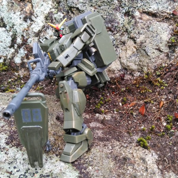 狙いを定める陸自に配属された陸戦型ガンダム