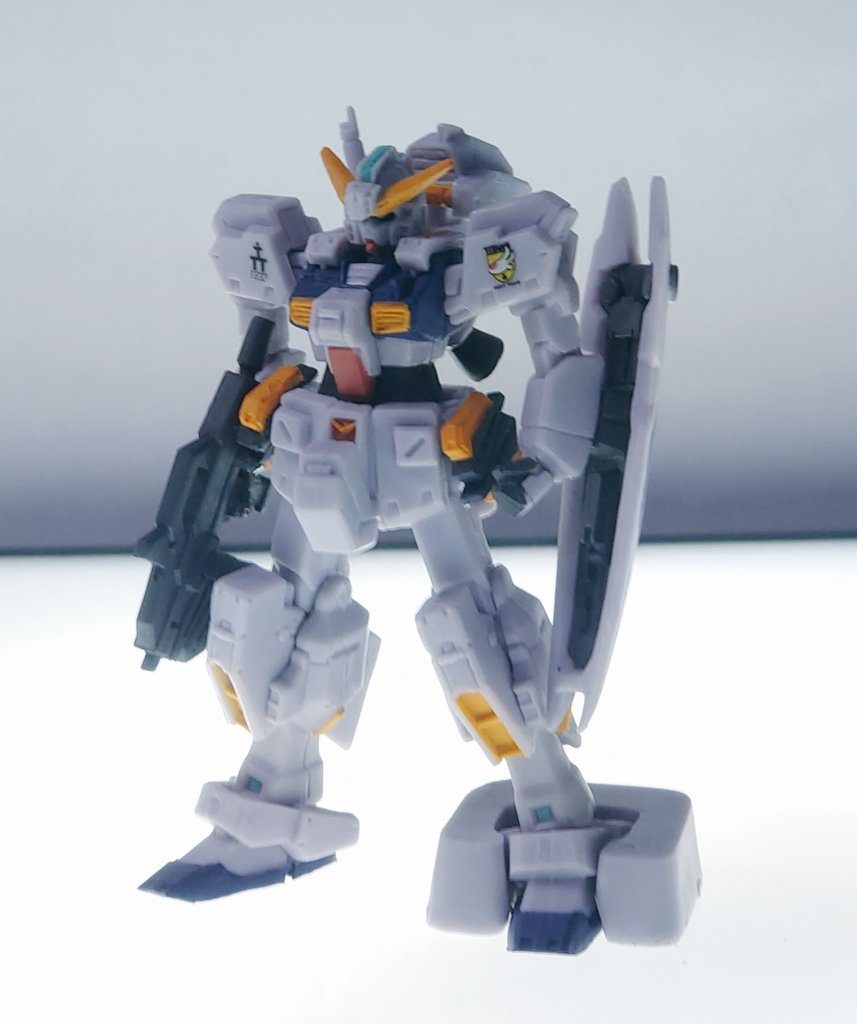 今回改造に使用したフィギュアのMSセレクションヘイズル改。雑誌付録のフィギュアですがなんといってもパーツ分割がカプセルで展開されてるものよりも細かくかなり出来が良いです✨