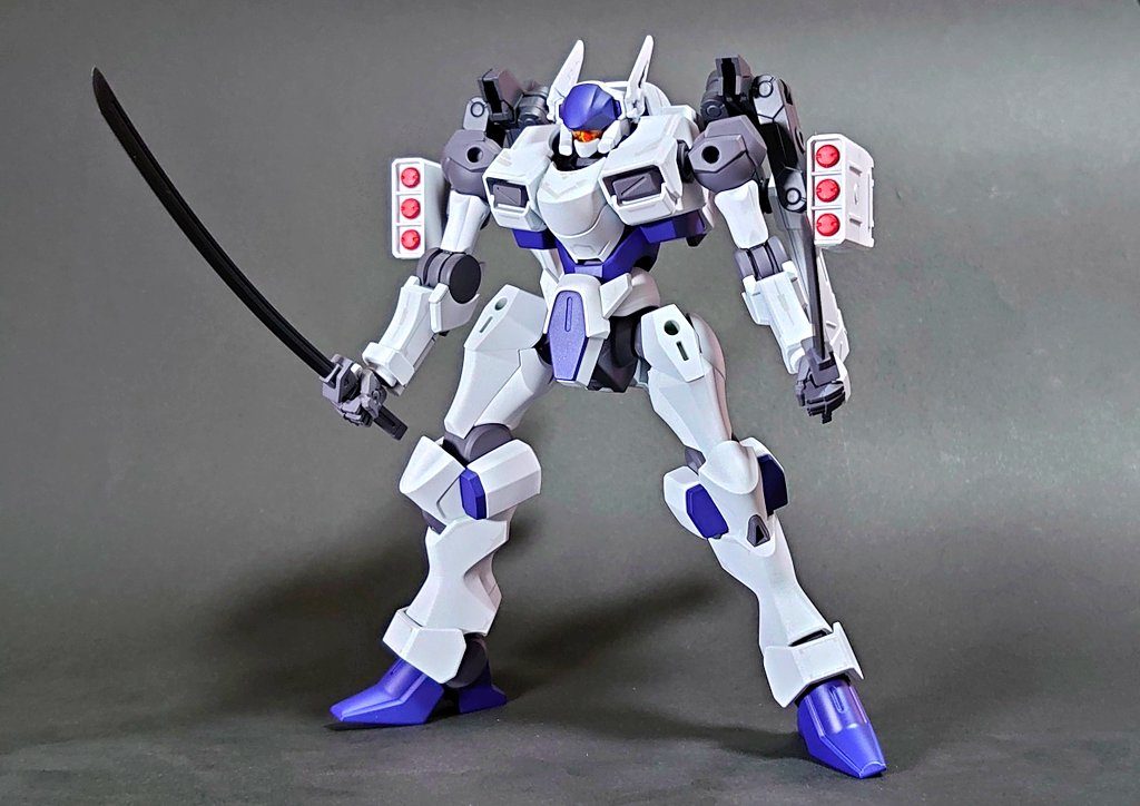 近接戦闘は太刀、小太刀の二刀流で。ベクタードブースターを小刻みに吹かし、高速移動しながら敵を切り刻む…そんな活躍を妄想します。