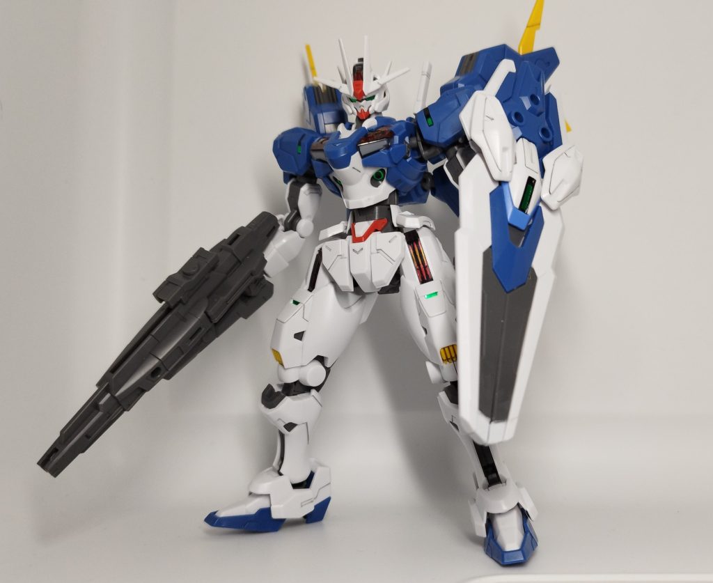 盾（ガンビット）は真ん中の黒だけシールです。公式の水性塗料使用しましたが、改修型だと青の色が合わないですねぇ