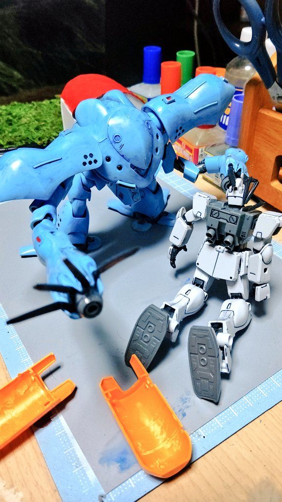 ハンドミサイルの中を削ぎ落とし接着後ヒートナイフで3等分に切り開く根元の部分炙って曲げ開いた感じにしてます