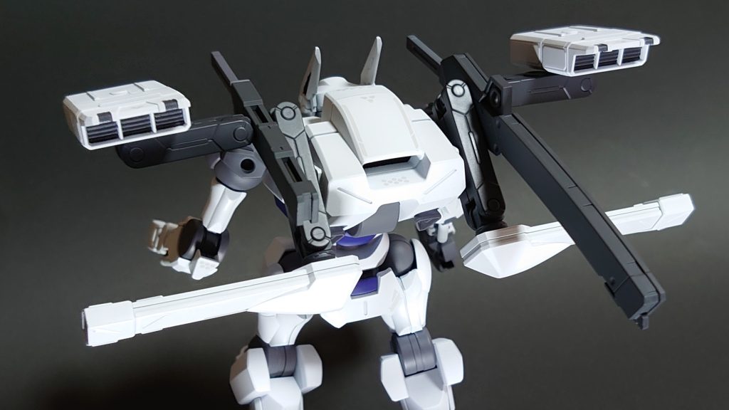 バックパック？部分にガンプラバトルアームアームズのアーム部分とミサイルランチャー、30MMの太刀(鞘)を搭載しました。ベクタードブースターもアームでの接続になったので、縦方向にしか向きを変えられなかった欠点が解消され、立体的な機動性能が向上しているという設定です。