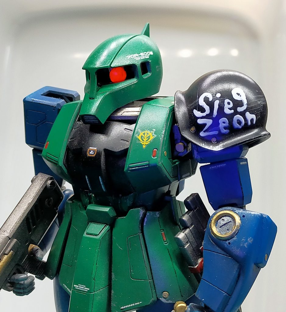 一年戦争末期に残った旧ザク、出撃を前にペンキでジークジオンを書き決戦に赴く機体のイメージで作りました。