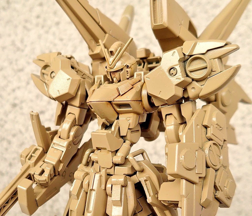 タミヤのライトサンドで塗装後、光沢トップコート。つや消しにしたいのをグッと我慢して、ABSのような光沢に寄せました。