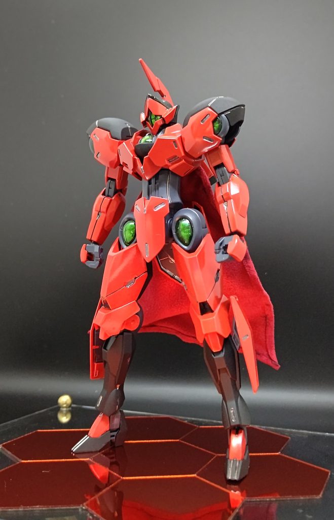 基本的にはミカエリス、両腕の肩より先はダリルバルデの物を移植しています。またバックパックにはマントも付けてみました。