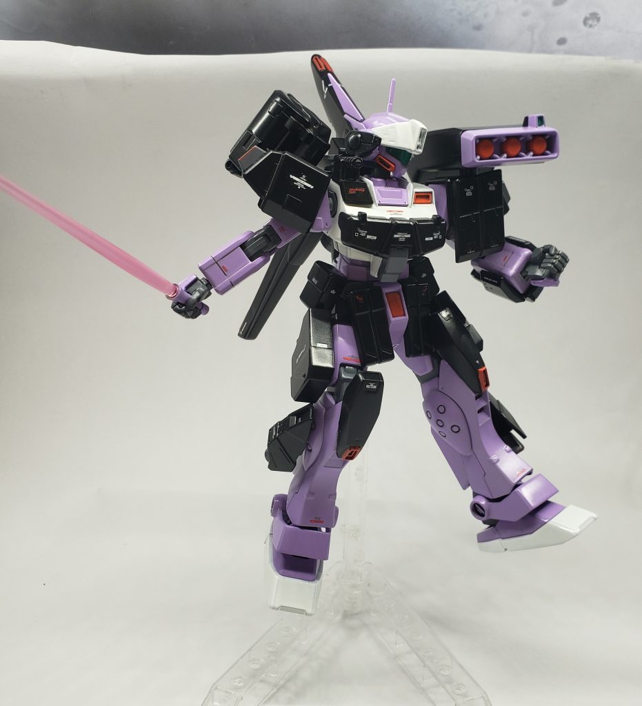 バックパックやミサイルランチャーなどスタークジェガンの装備や、脚部の増加スラスター、頭部のアンテナ増加など、現代のスペックの差を埋め合わせている。