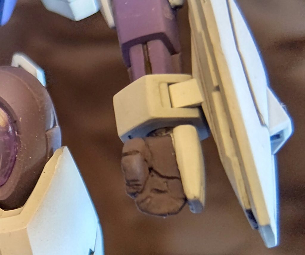 これが握り手→拳に変更したハンドです。ここは及第点なんですけど、ビームブレイザーの接続が緩んだり反省点が多く、作り直したいくらいです。サクっと作れるのでまた気が向いた時にでも……。