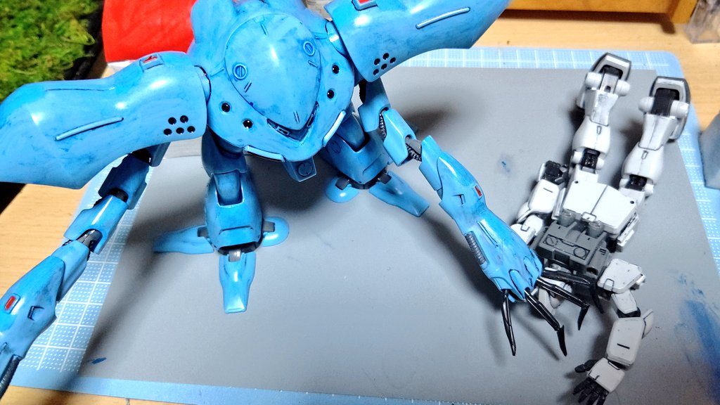 最初は爪の改造からhand router使い爪に穴を掘り中に百均の針金入れて折り曲がり出来るようにしました最初のイメージではジムは地面にめり込んだ様にしようと考えてましたが途中で変更に