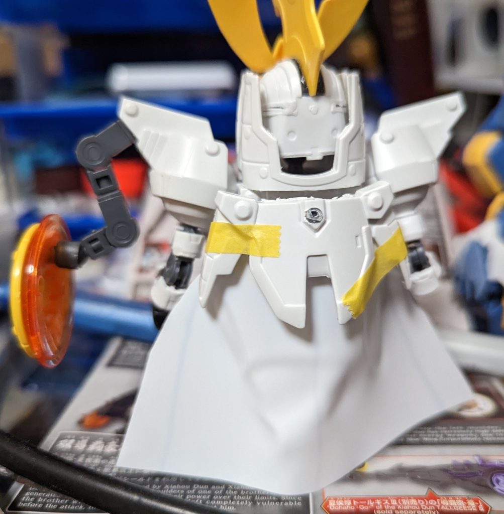 うしろ。マントはライターであぶって作ってみました。こう見ると初めてにしてはうまくできたな~と思ったのですが、左右の末端は「板!」って感じが残ってしまったので、次回マントに挑戦する時はリベンジしたいです。