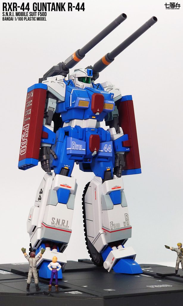 MGのF91シリーズと並べる事にを目標に、バランスを変えディテールを増やしました。上腕はロトのパーツ、腹部と下腿はプラ板です。拳はビルダーズパーツを芯にして、フィンガーランチャーぽく見えるように、プラ棒で指を作りました。キットが左右の合いが悪かったり、関節が独特のポリパーツだったり、工作失敗して歪んだり、途中いろいろ悩みましたが楽しく作ることができました。