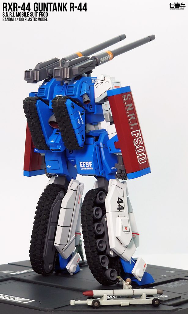 履帯はキットの物が劣化で切れてしまったので、1/72エイブラムスのものをデコプリンセスで接着しました。