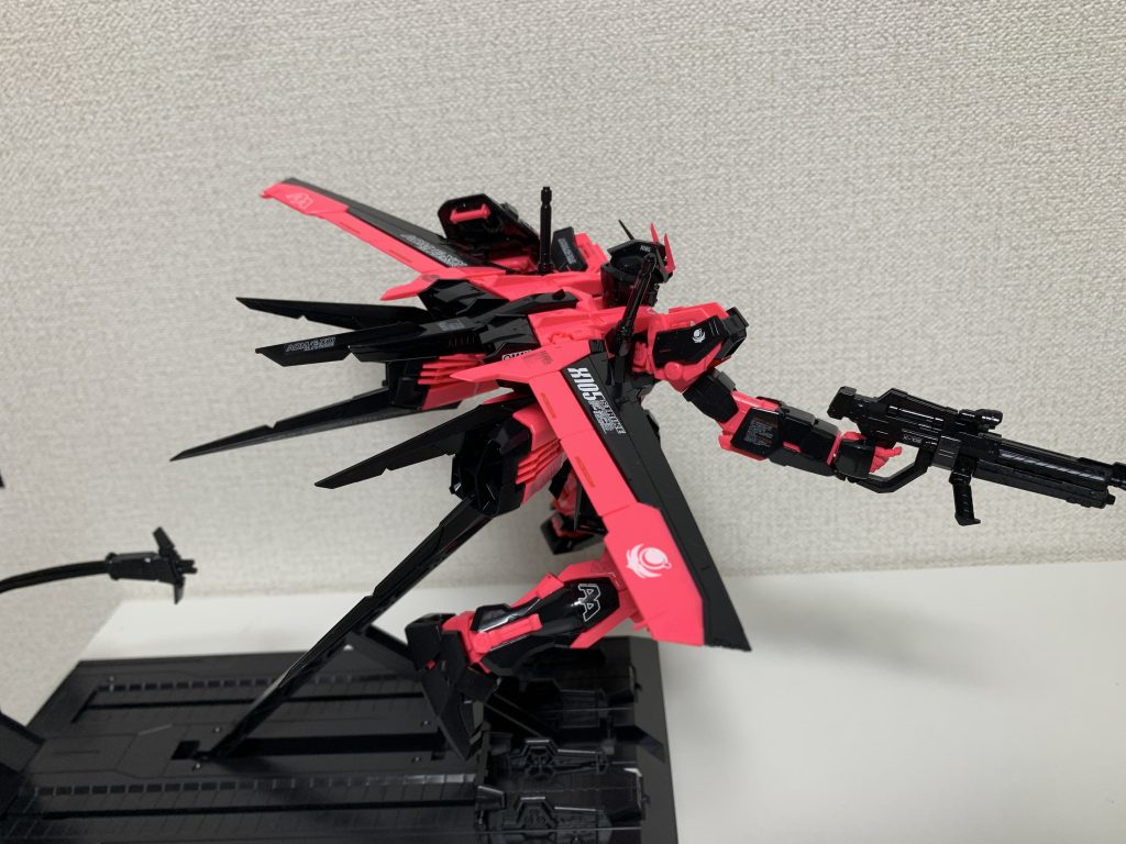 ちょっと大きくて置き場に困りますが付属の台座もカッコいいです♪そして…