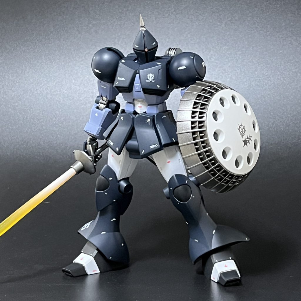 黒い三連星カラーがバッチリ合うデザインです。シールドのカラーリングは非常に悩んだところですが、全体バランスを考えてメタリック✕ホワイトという形に落ち着きました。いかがでしょう？？