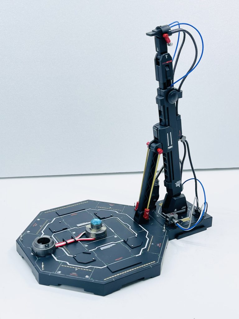 今回は台座もカスタムしました。ケーブルやスプリングでパイピング！