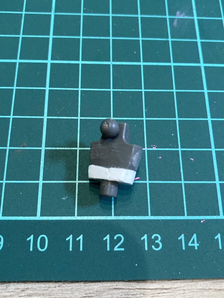 胴乃パーツをプラ板で3ミリ延長してあります。エアリアルでは今や定番工作になってますね。もう一つの定番、脛の延長はパスしました。