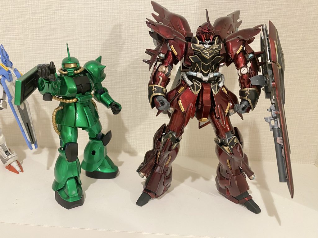 シナンジュ作成後作ったキャンディ塗装ザクと並べてみました。シナンジュって大きいですね。