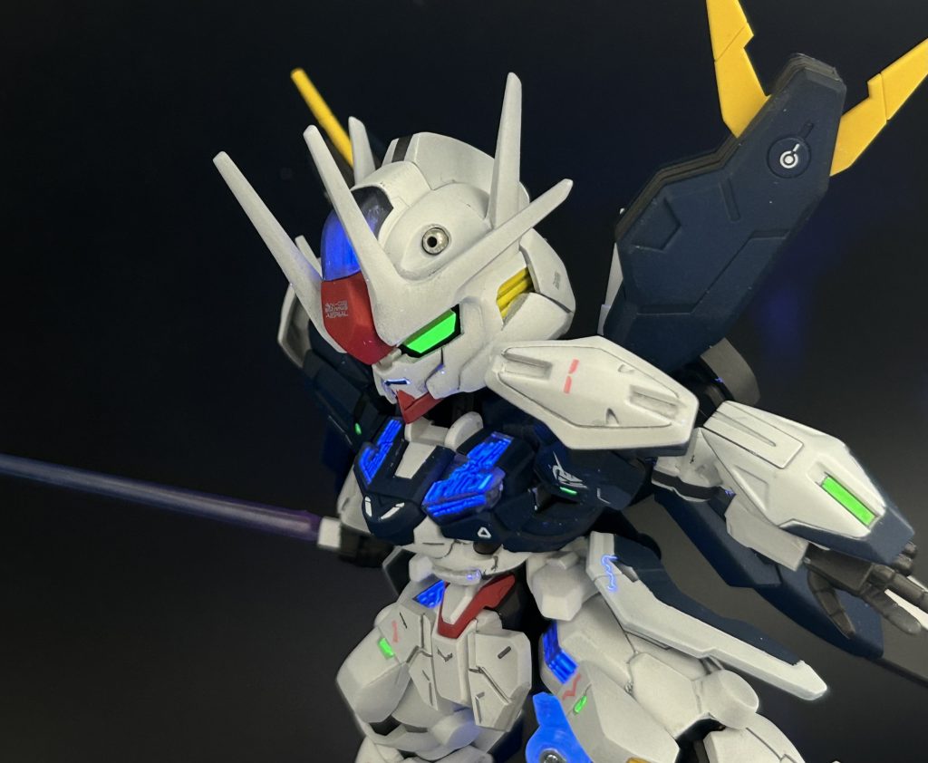 1番大変だったのは頭部の加工でしょうか。頬をプラ板とパテで加工。ブレードアンテナの追加、後頭部のセンサーもプラ板とパテで。バルカン部分にはビーズを埋め込みましたね。