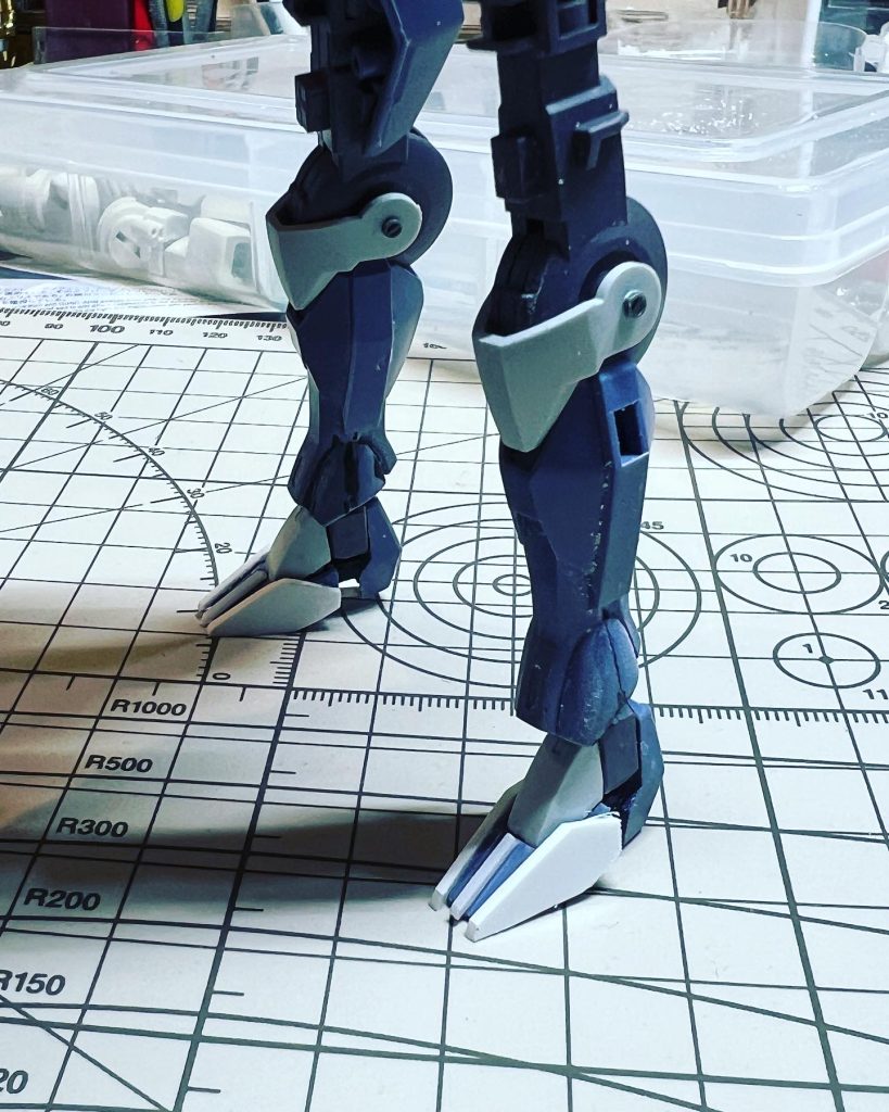 小さく纏足気味なのがあんまり好みじゃなかったのでプラ板貼って大型化、ディテールは元ぽく戻しました。膝アーマのポッチは丸モールドに置き換え。ご覧頂きありがとうございました！