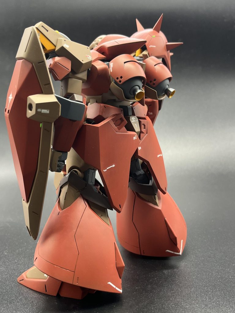 最後はデカール少なめの後ろ姿で。ベクタードテールスタビライザー(後ろのスカート)の位置がずれてますね、お恥ずかしい。ご覧いただきありがとうございました。全てのパーツが芸術的にかっこよく、胴体のパーツ構成は感動的で、全てのガンプラモデラーに組んでもらいたい名作キットでした。