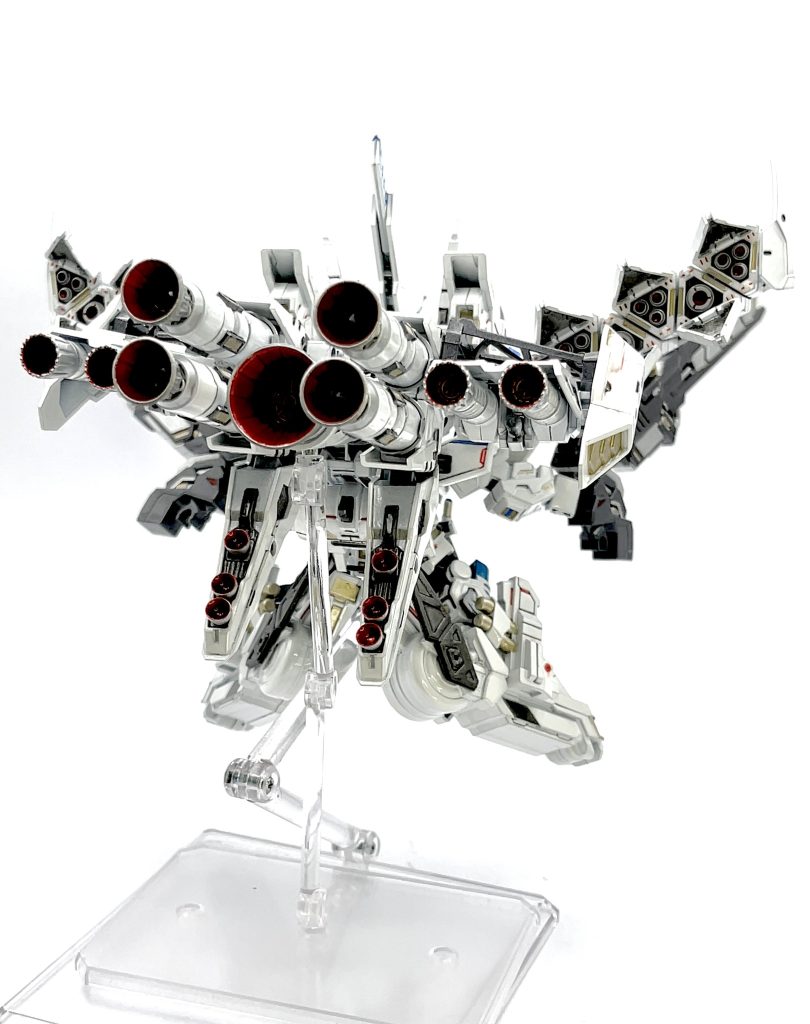 左右の小型バーニア群はミサイルポッドを前後逆にしてドリルで開口してそれっぽくしたものです！