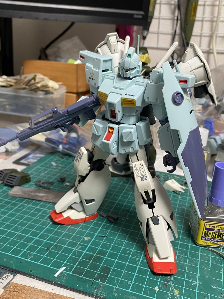 主にジムカスタム、フルバーニアン、…で出来てます。足と、膝はジャンクのカトキガンダム。足首スラスターは、ジム砂カスタムの余剰品であるコクピットパーツを使ってます。