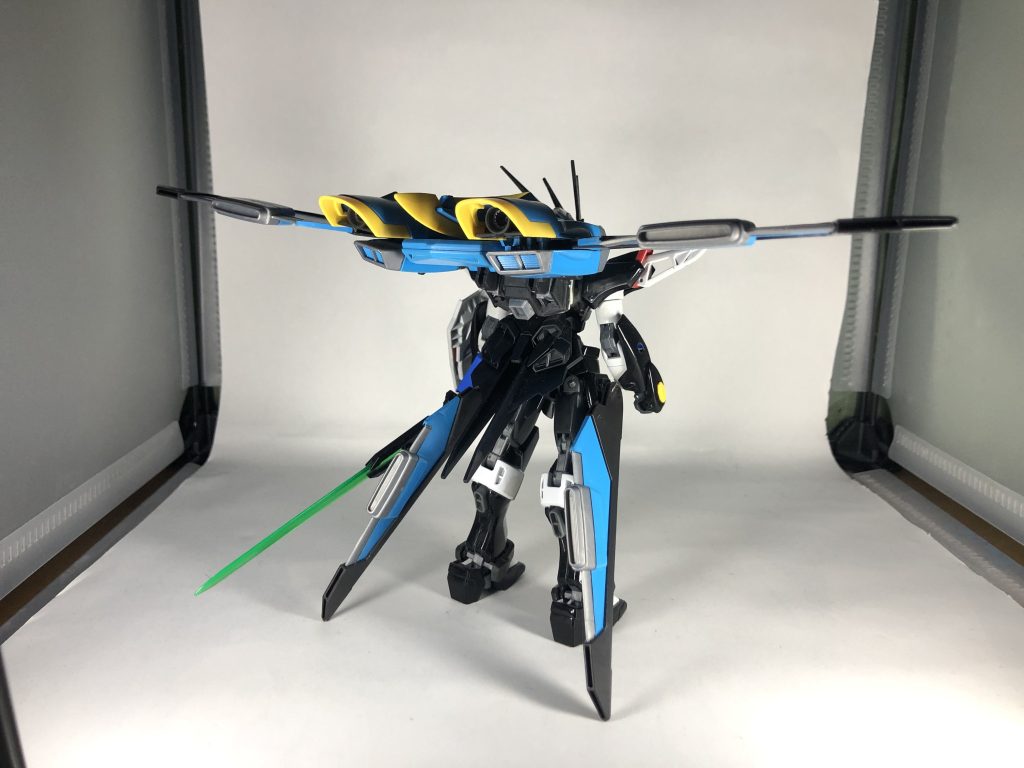 正面と背面武装は元のアストレイ・コラスィと比べて差程増えてはないが、機体後方にスラスターを集中させたことにより、機動力と加速力が強化されている。追加装備として・ビーム砲×2・翼部ビームブレイド×2・機種部実体型ブレイドとなっている。どれも背面ユニットにまとめられている。