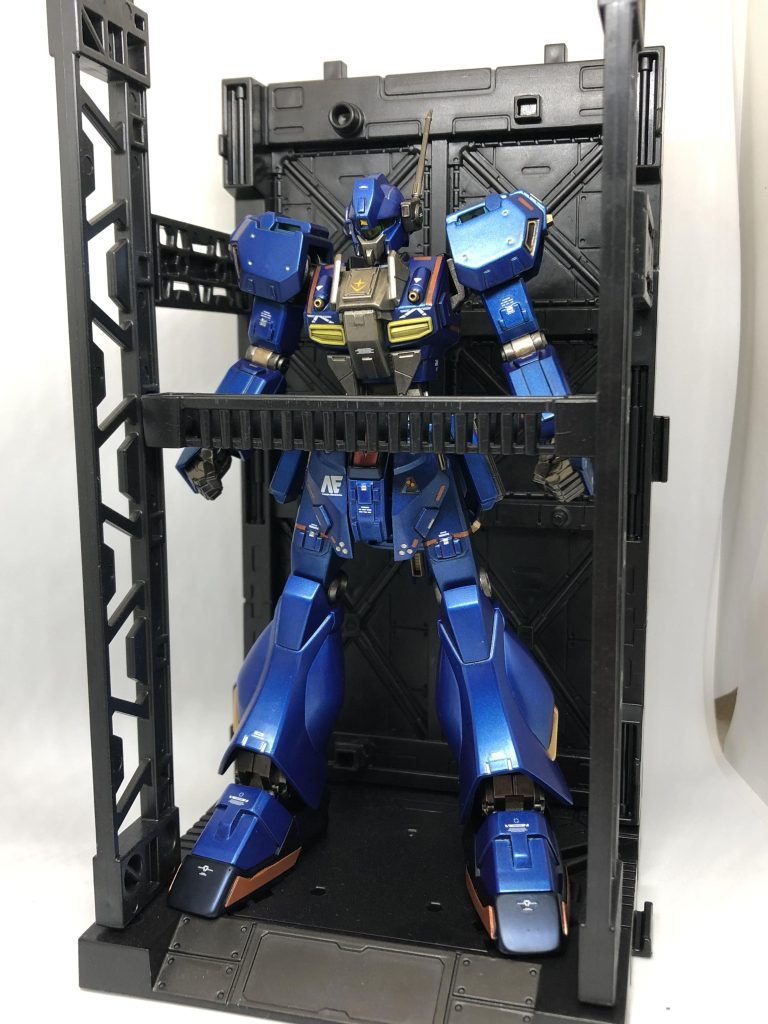 最後に比較用として山田化学さんの100円ベースも貼ります。僕的な評価ですが、山田化学さんの製品の8倍の値段だけあって流石のバンダイクオリティです。特に傾斜角が90°から45°までの間で11段調節出来るのがかなりGOOD❗️ですが山田化学さん製品と違い上には拡張出来ない。横に繋げても大型の機体が入る訳じゃないので、双方共に一長一短といった所です。双方にあえてダメ出しするならば奥行きが全然足りない😥背負い物が比較的小さ目の宇宙世紀、逆シャアユニコーンまでの年代の標準的な機体、G、X、W、OO、AGE、ターンエー、鉄血、ならなんとか収まると思いますが、SEED、Gレコみたいな背負い物が大型の物では完全に役不足です。山田化学さん製品を購入し、触発され今回当作品を購入、製作に至りました。購入を検討されてる方の参考になれば幸いです。長文失礼しました。閲覧ありがとうございました😊