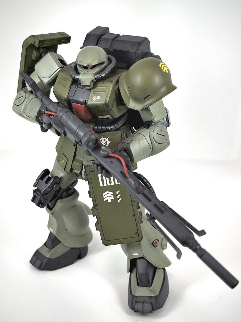 宇宙世紀0080 後に終戦間際と位置づけされる頃、見捨てられた地球のキンバライト基地ではノイエンビッター少将の元、細々と反抗作戦を続けていた。補給物資も途絶え、MSの支給など望むべくもなく、それでも壊れたMS同士で補完し合い独自の改修を続けて部隊を維持していた。唯一残された後期型のザクもバックパックに不調をきたしていた。何度フットペダルを踏み込み出力を上げてもメインスラスターは反応しない。『くそっ!』コクピットの中で短く悪態をつき煙草を咥える。戦争の勝敗はもう決まっていると世間は言うが、そんな事はない!祖国の為、そして基地司令のノイエンビッター少将の為と抗ってきた俺たちが負けるわけがない。いや、負けるわけにはいかない。背もたれに寄りかかり紫煙を燻らしながらこれからの事を考える。だが、自分のMSはこの通り、一向に動く気配がない。ならいっそ自爆特攻でも仕掛けるか?とも思ったがそれでどれ程の戦果を得られるわけでもない。では、コレは?アレは?思考していたその時、コクピットの外が騒がしくなっている事に気付いた。ハッチを解放すると、整備兵の持っていたラジオから流れる緊急放送が聞こえた。その内容は戦争の終わりを告げるものだった。『終わった‥‥のか?』ふざけるな‥‥ふざけるな!じゃあ死んだ言った部下達の無念はどうなる!?故郷の為とこんな地の果てまできた俺たちの想いはこれで終わりなのか!?ふざけるんじゃねえ!こんな所で終われるか!例え何年潜んででも俺たちは勝利するんだ!終戦放送が流れる中、大尉の目は死ぬ事なくむしろ今まで以上の炎を宿し燃え盛る。そしてその燃える目の先では、ゲリラ活動で破壊されたザクⅠのスナイパータイプがトラックに乗せられ搬入されてきた所だった。目の前を通るトラック。乗せられたザクⅠは正面を著しく損傷していた。だけど‥‥コクピットから乗り出して、過ぎ去っていくトラック見つめる大尉は呟く『背部は‥‥使える‥か?』そして、3年の月日が流れ時は宇宙世紀0083。あの時のザクは改修され狙撃機体として今蘇る。『さぁ、やってやりましょう少将。星の屑成就の為に。』ニヤリと笑い今大尉はノイエンビッター少将と共に新たな戦争を始めようとしていた。