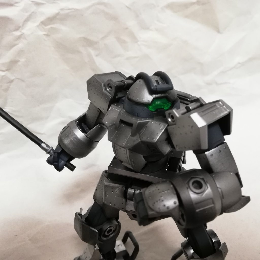 リベットをまっすぐ等間隔につけるのが大変。（曲がっている）盾だけ定規使った。