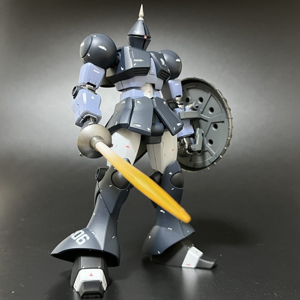 黒い三連星のカラーリングは人によって捉え方が変わりますよね。私はMGやHGの成型色を参考にネイビーカラーに近い色で塗装しています。