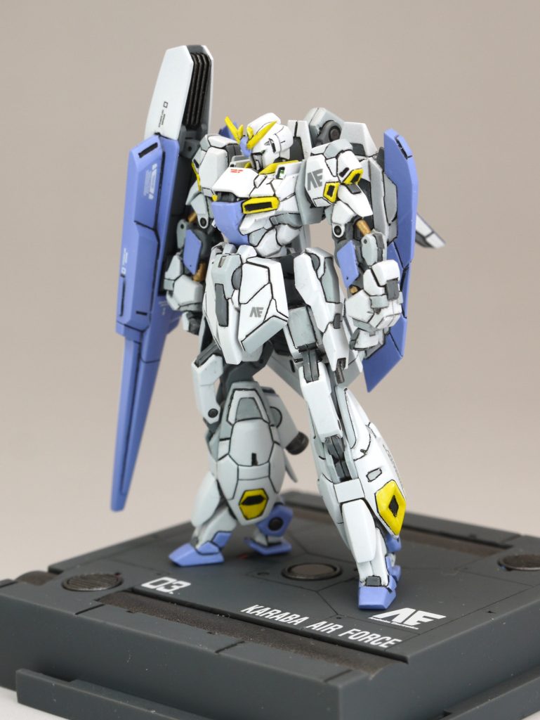 ディテールは彫り直し、広めの面はフラットに整面しました。目立つ合わせ目は消しています。本体は全塗装しています。サフ・ホワイト・一部のブルーはエアブラシで塗装し、残りは筆塗り、ツヤ消しトップコートはエアブラシです。