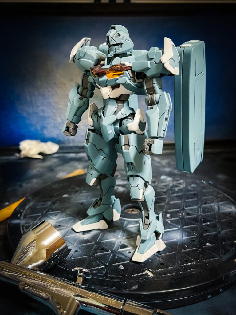 特徴的な本体色はMrカラーのエアスペリオリティブルーをベースに色彩を抑えるためにエアクラフトグレー、ブラックを若干混ぜて再現しています。