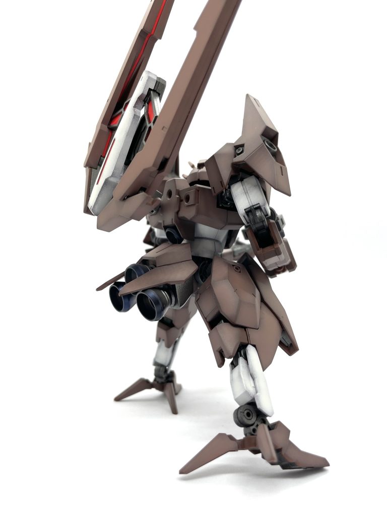 背面の3連バーニアが迫力あって良い感じ。プリズムブルーブラックで焼け塗装してます。