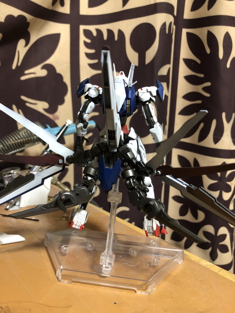 エアリアルを複数体買っても良かったんですが流石に手に届いてない人に失礼だし店頭に出る数も少ないのでプラ板やらフレズヴェルクの武装を使いました (バンダイキットにコトブキヤとかありかよ!)とか言われそうですが ガンプラは自由だ と言う言葉を都合よく解釈させてもらいます。