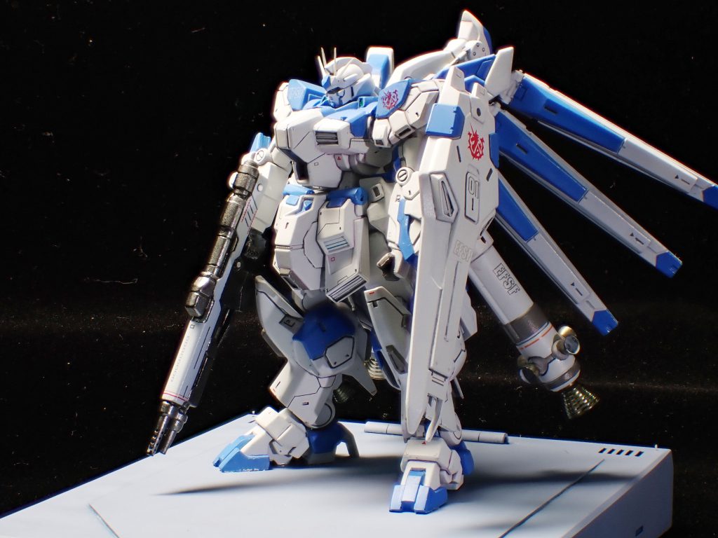 電飾OFF時です。アーティファクトはスケール感を増すための過剰ディティールがあるのでそれを排し、代わりに面とエッジの調整と細かいディティールの追加、0.05mmと0.75mmでのスジボリ追加などでスケール感を出しています。