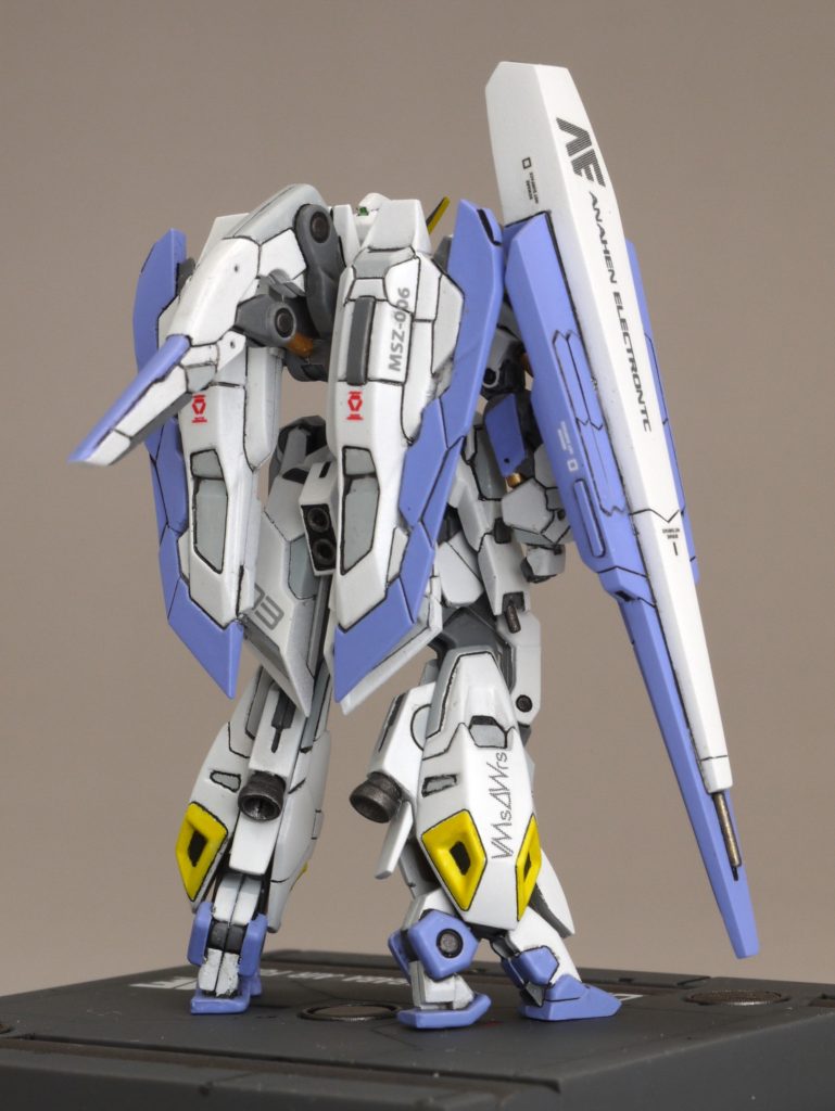 手持ちの水転写式デカールを貼り付け、トップコートして、ツインアイとトサカの前後カメラ、胸のセンサーにラピーテープを貼っています。一応うまく光があたればキラッと反射してくれます。が、小さいです。あと、接着面が小さいので剥がれる可能性はあります。