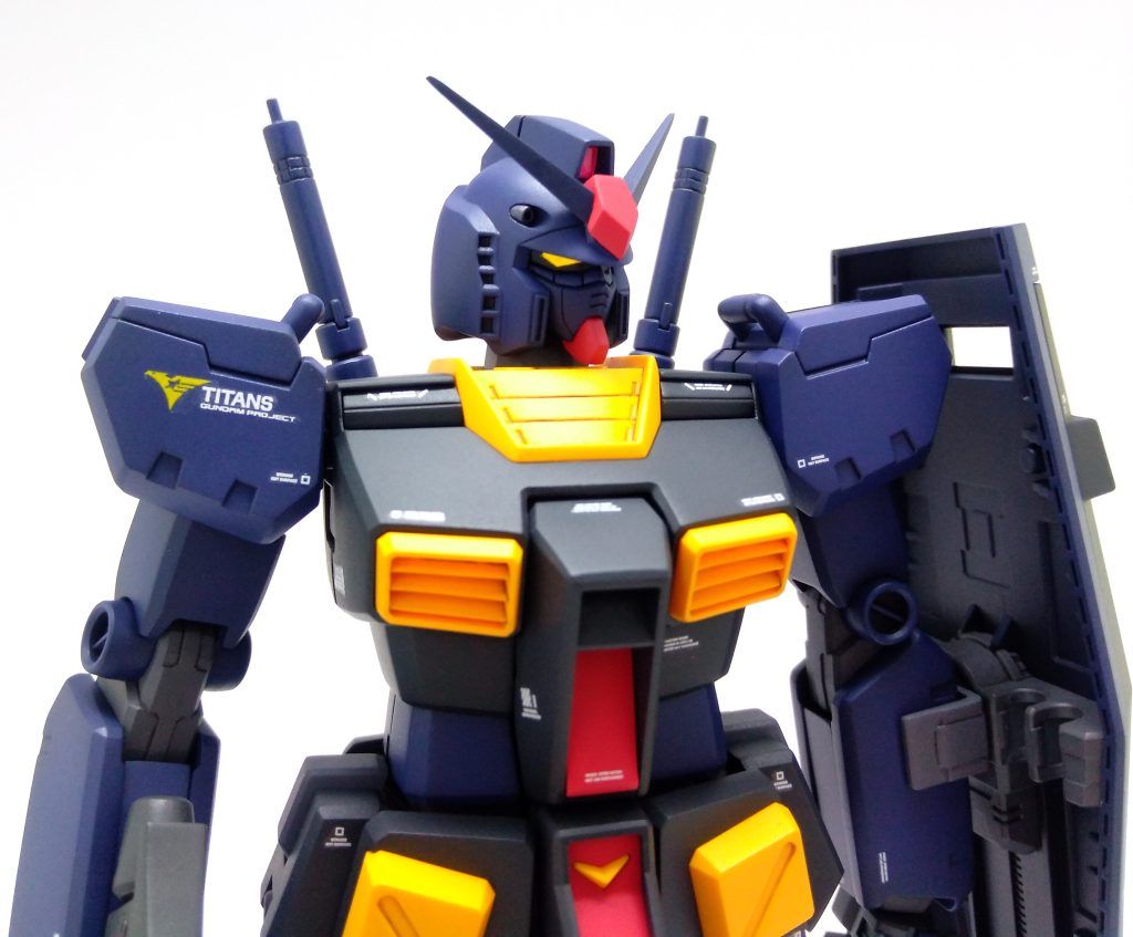 デカールはハイキューのホワイト1/100用とMG Mk.Ⅱ2.0のドライデカールをVer.ka風に配置。ツインアイは最近バンダイが多用しているプラスチックシールを切り出して使用。キラリと光るし質感もとても良いです。