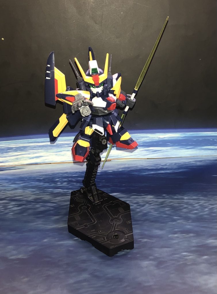 ビームサーベルは連結可能、差し替えで腕部ガトリングガンを展開可能