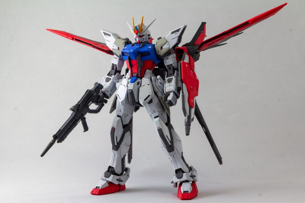 ビルドストライク本来の「散らかった配色」(スイマセン、BFはホビーアニメなのでホントはソレでいいんです)を、MG誌でいうところの「配色の正常化」をおこなって「ストライクの正統改修機」といったイメージのカラーリングとしました