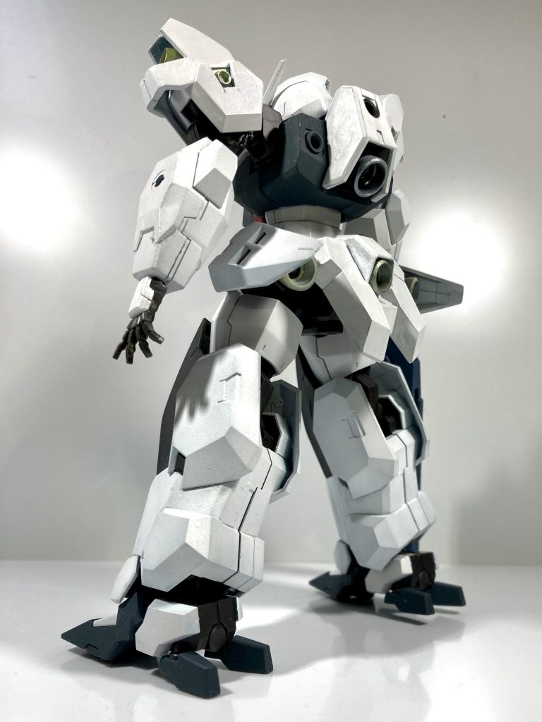 セラヴィー風ルブリスウルとしては背中のパーツとリアアーマーを付けていましたが、ルブリスソーンとの合体を行うにあたり、外しています。