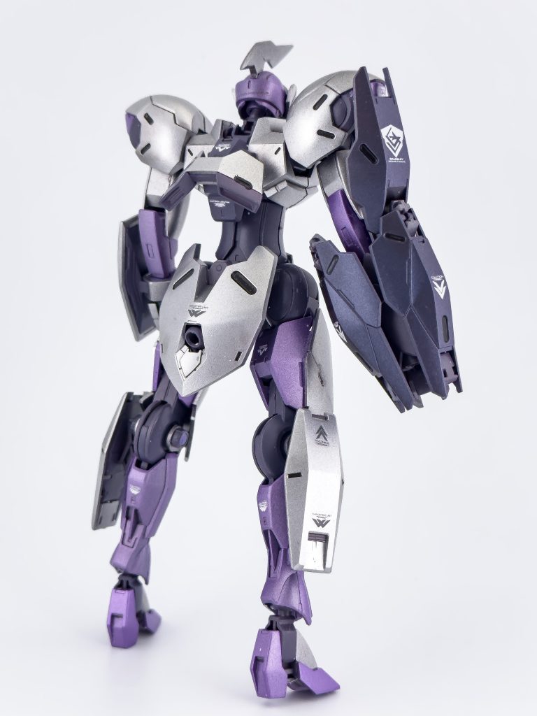 背面小さいバックパックが特徴的ですね。3パーツでこの立体感はすごい。ビームブレイサー外装はガイアプリズムブルーブラックに少量GXメタルバイオレットを混ぜています。ボディ全体の紫はGXメタルバイオレットにEXシルバーを少量混ぜたものを使用。関節などはガイアメカサフヘヴィに紫系(何かは忘れましたすいません)を混ぜたもの。また、クリアーパーツはクレオスGXクリアバイオレットを吹いて少し粒子感を出しました。