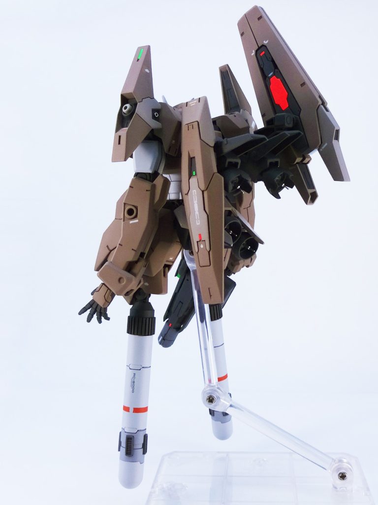 脚をプロペラントタンクに置き換え、マルチブースターを追加し「中遠距離型の高機動型MS」ぽくしてみました。