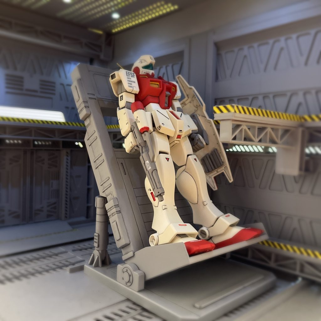 MSハンガー上で待機中マスキングテープ多用での塗り分け地獄大変でしたが、手が掛かる程作業は楽しかったです。