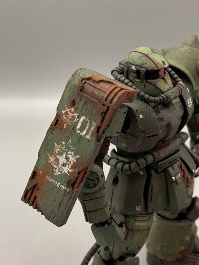デカールも含めたウェザリングのトッピング。雨垂れ、サビだれはガンダムリアルタッチマーカーのブラウンとファレホのピグメントで。