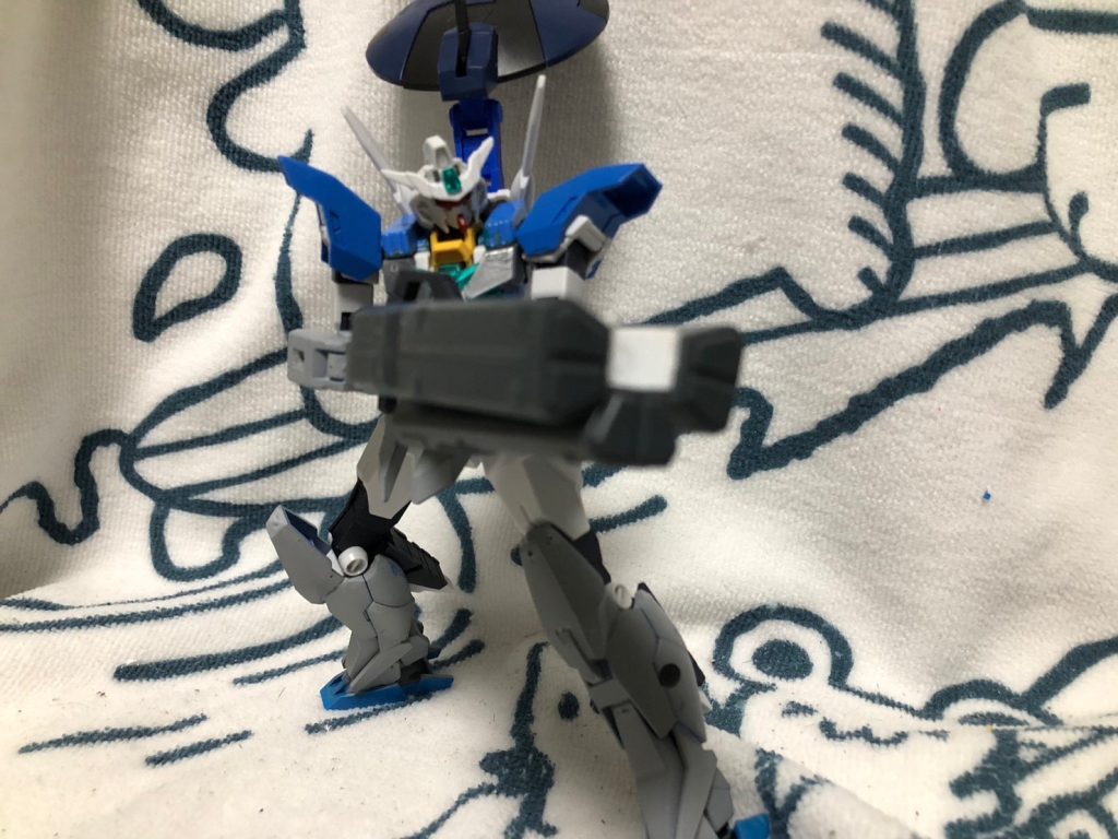 ジャミング弾に関してアースリィのビームライフル先端部を切断し、スレイヴレイスに付属するミサイルランチャーを分解し接着、そのまま付けた為重くはなってる。