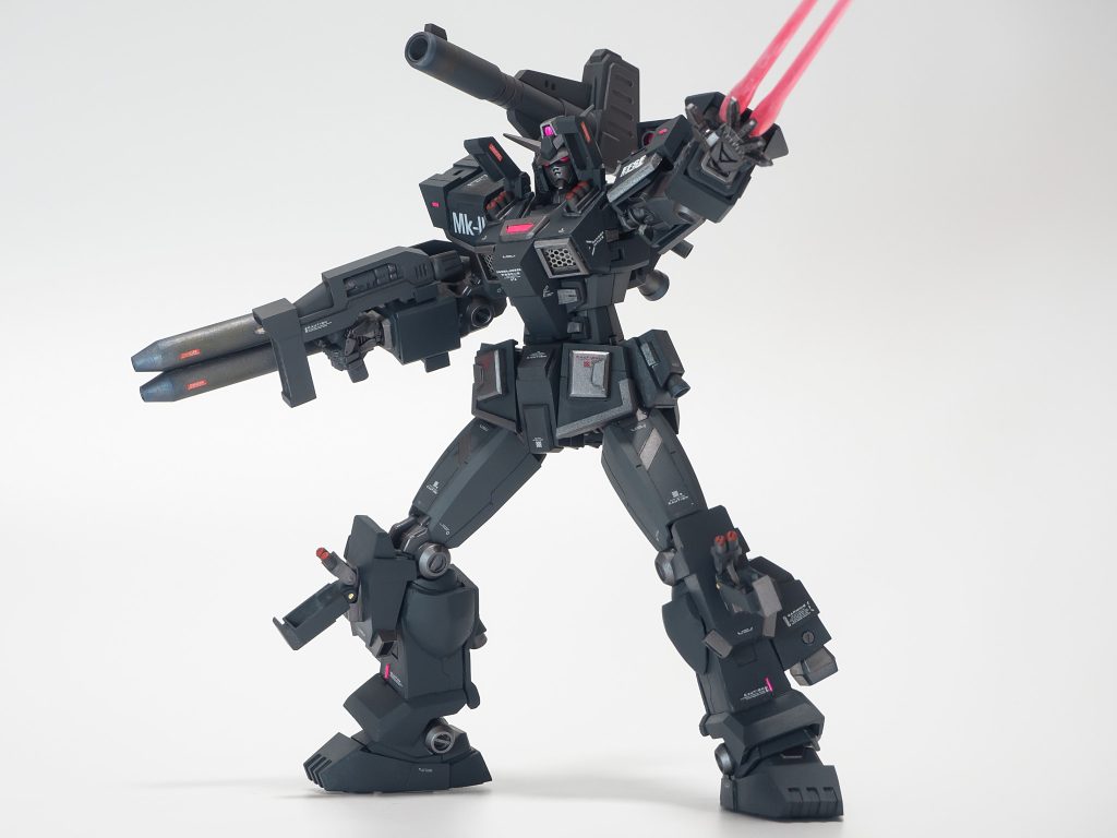 タイプBのように左腕シールドにビームサーベルを仕込みました。ミサイルベイは1mmの真鍮線で作ったヒンジで開閉します。ミサイルも2mmプラ棒でひとつひとつ自作。