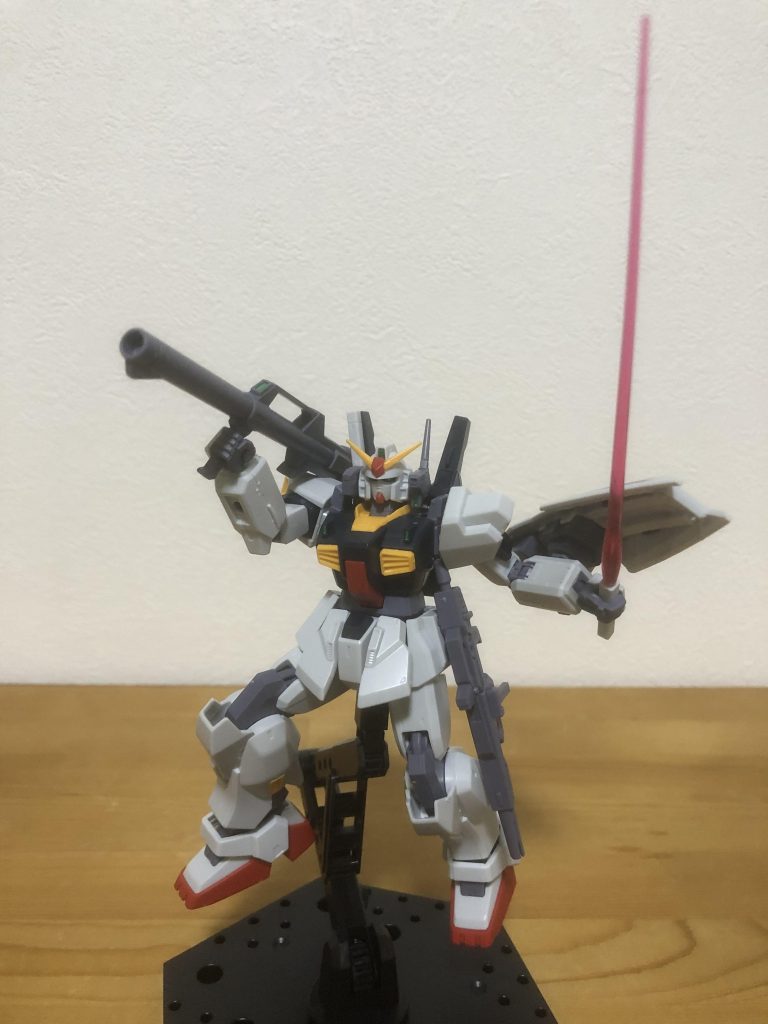 全装備付けて。HGにはありがちなことですが、バズーカとライフルの色が作中と全然違ってます。ここはむしろ武器もちゃんと色分けされてるキットが凄いと見るべきですね。