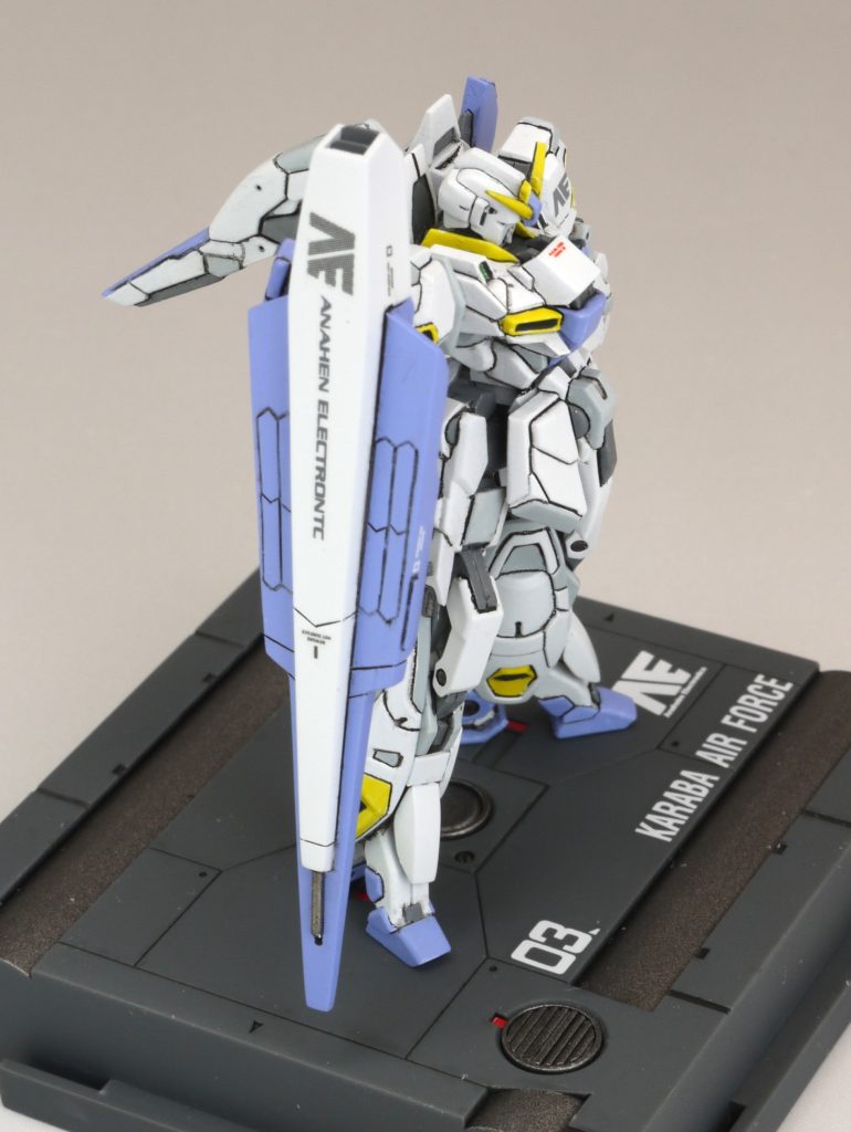  また、アクションベースの一部を加工して台座をつくりました。丸穴にはダクト等のディテールを追加しています。台座にマグネット、足裏に鉄の棒を仕込んでおり、力は弱いですが保持されます。台座の端を5mmほど浮かせても、本体が倒れることはありません。（それ以上の傾きには耐えられません）