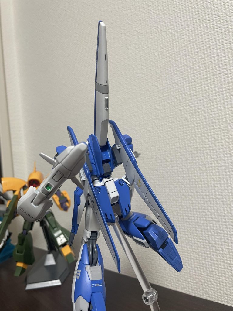 「コウ、俺が勝ったら今日のビールはお前の奢りだからな！」インカムから聞こえてくるキースの緊張感の無い話題にコウはため息をつく。しかし、テストを重ねているうちに気づいた空中戦時の姿勢制御やMS形態における空中戦の性能向上の必要性をニナとのディナーで話していたら乗り気になったニナによる強制的なカスタムが済んだZプラスHb(ハイバーニアン)の仕上がりに満足しているコウはニヤリとして賭けを受ける事にする。「キース、その代わりお前が負けたらそのアッシマーを俺にも乗させてもらうからな。」そのやりとりにモーラは苦笑いを浮かべつつも戦闘開始のアラームを鳴らす。「キース、アタシの整備したアッシマーで負けたら許さないんだからね！！さぁテスト開始だっ！」